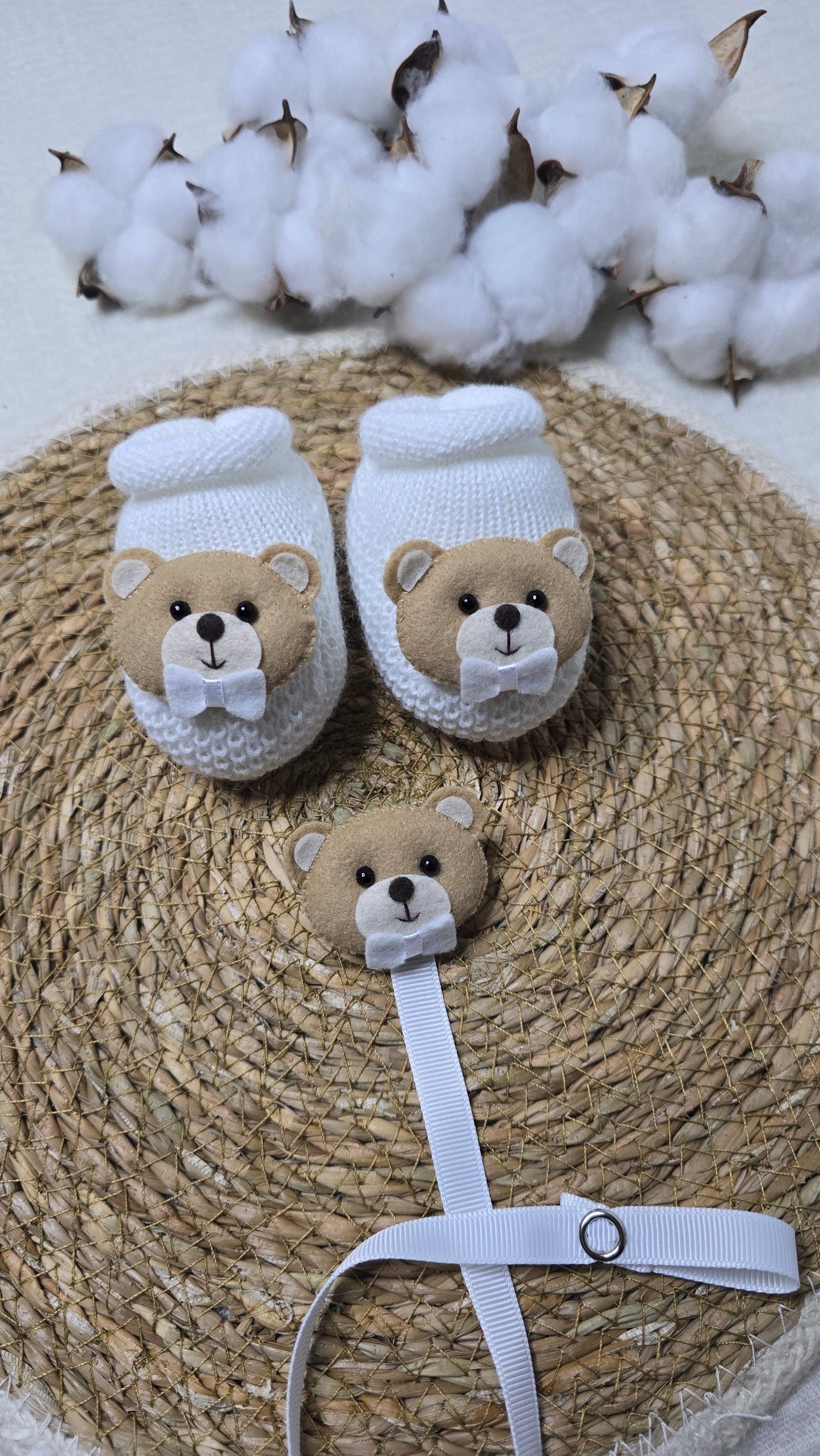 Botinha e Prendedor de Chupeta Urso Branco