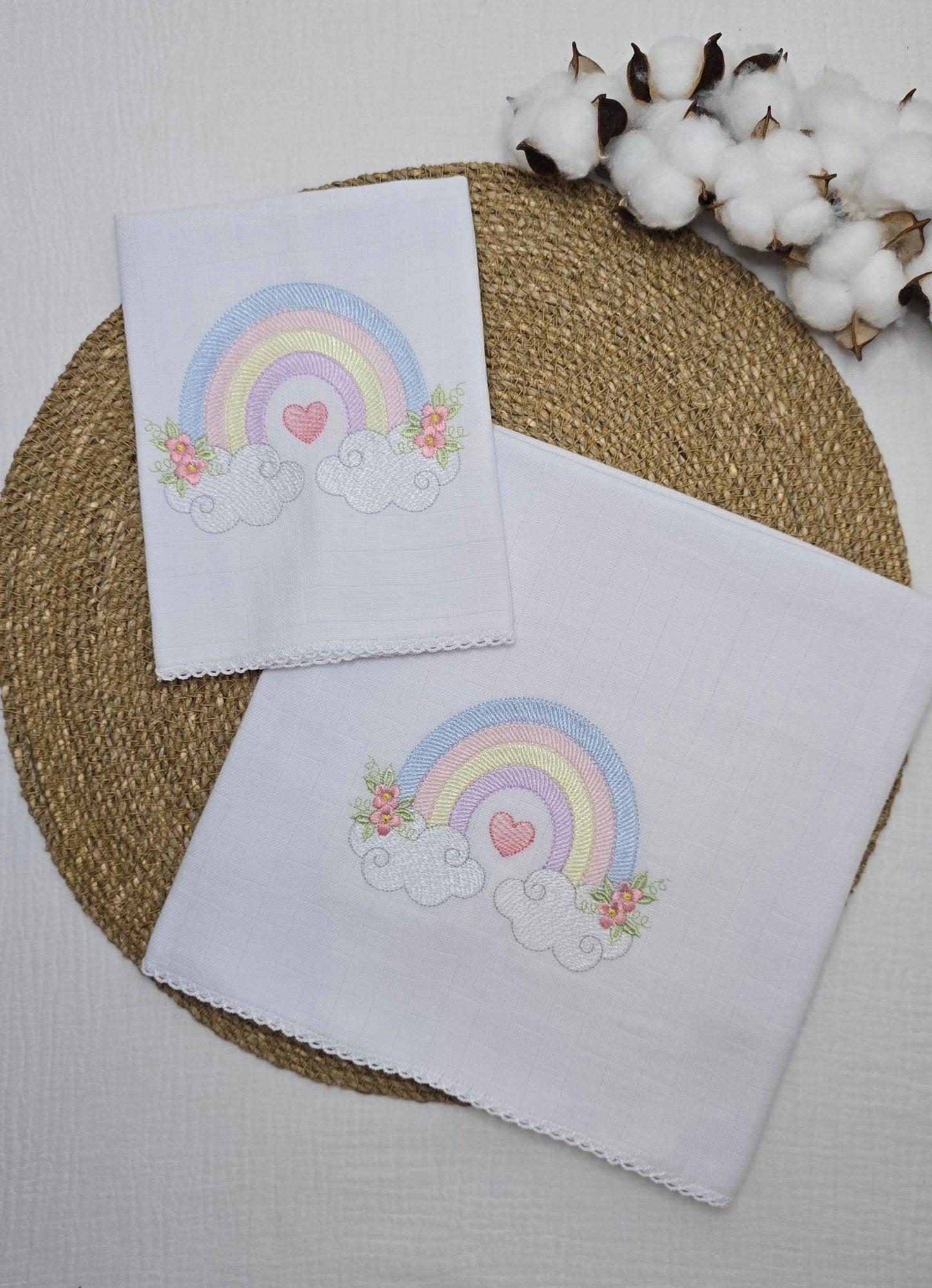 Jogo de Fraldas bordada Arco-íris