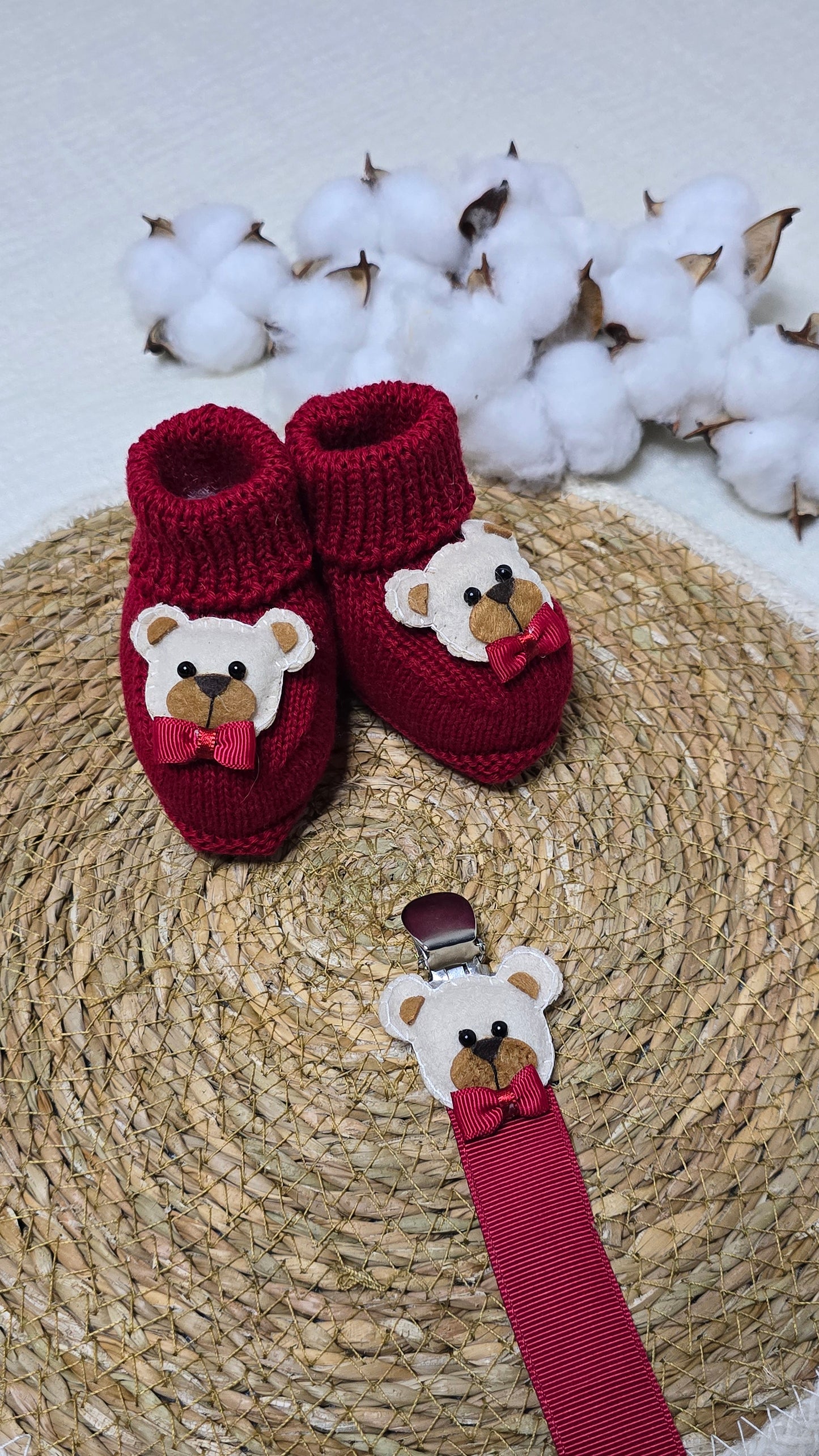 Botinha e Prendedor de chupeta Urso Vermelho