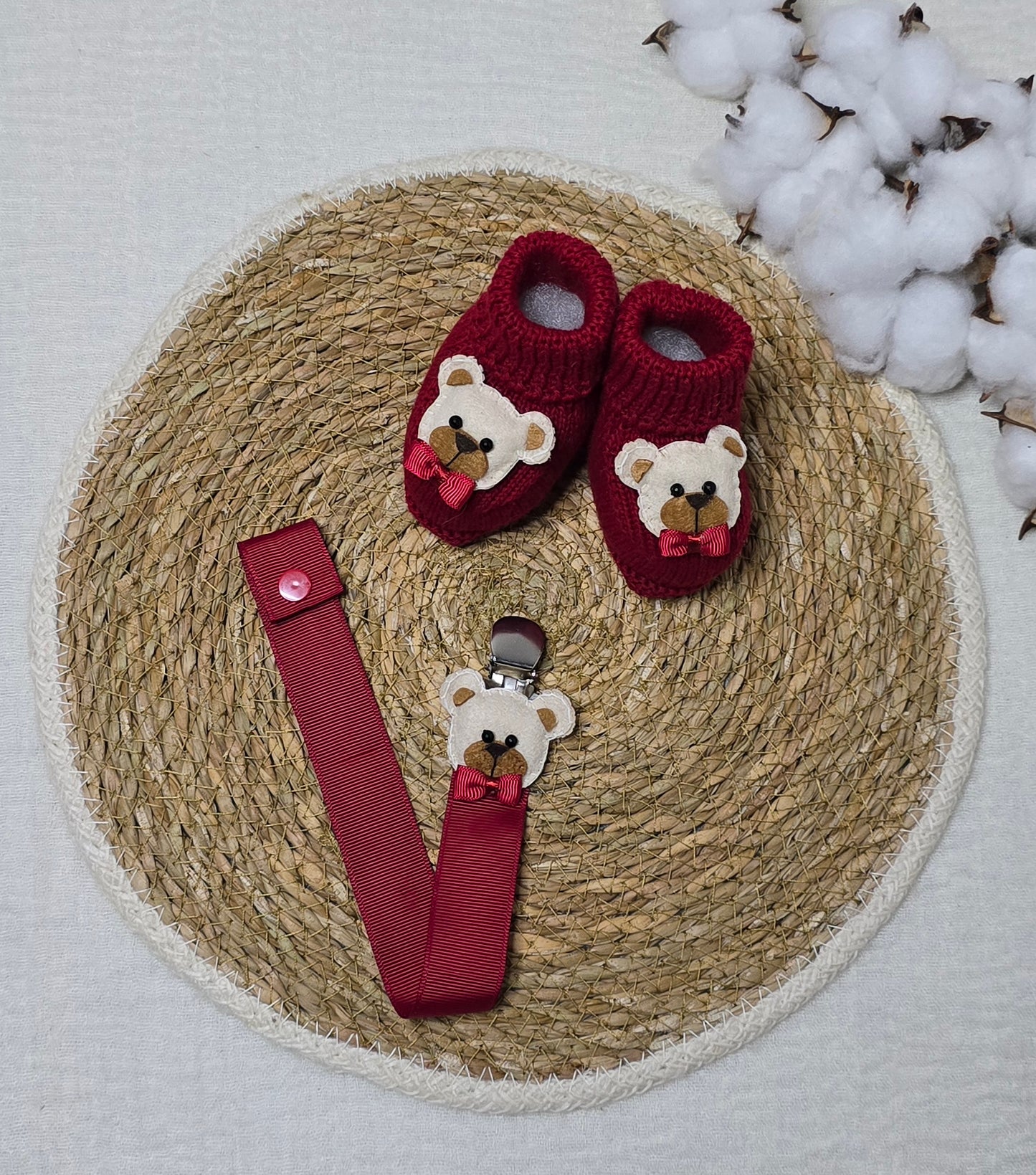 Botinha e Prendedor de chupeta Urso Vermelho