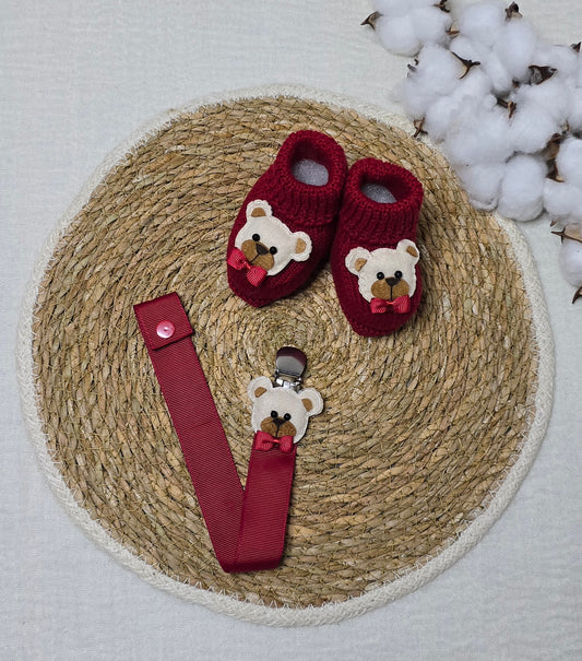 Botinha e Prendedor de chupeta Urso Vermelho