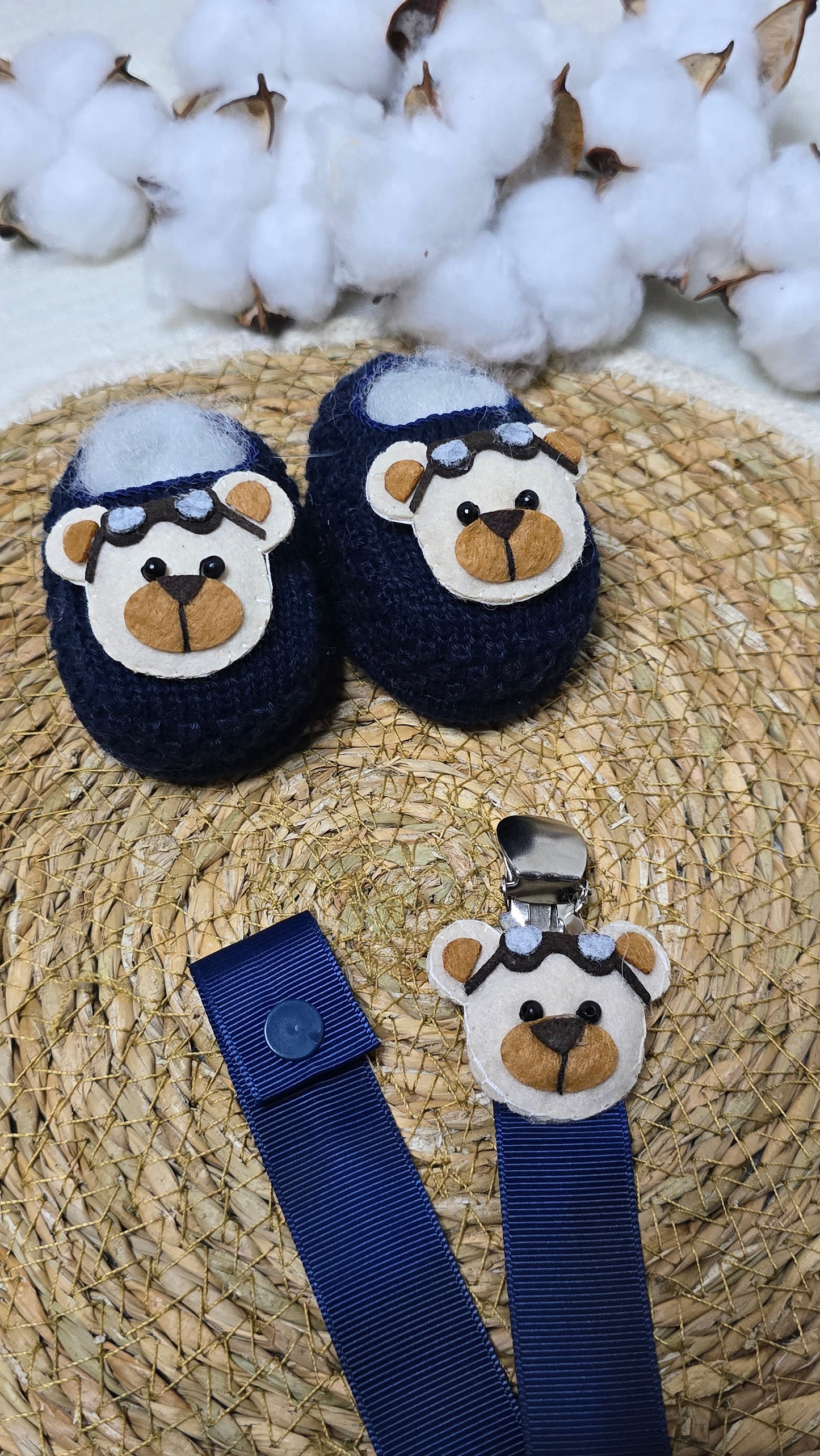 Sapatinho e Prendedor de Chupeta Urso Aviador Marinho