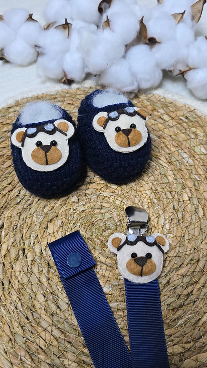 Sapatinho e Prendedor de Chupeta Urso Aviador Marinho