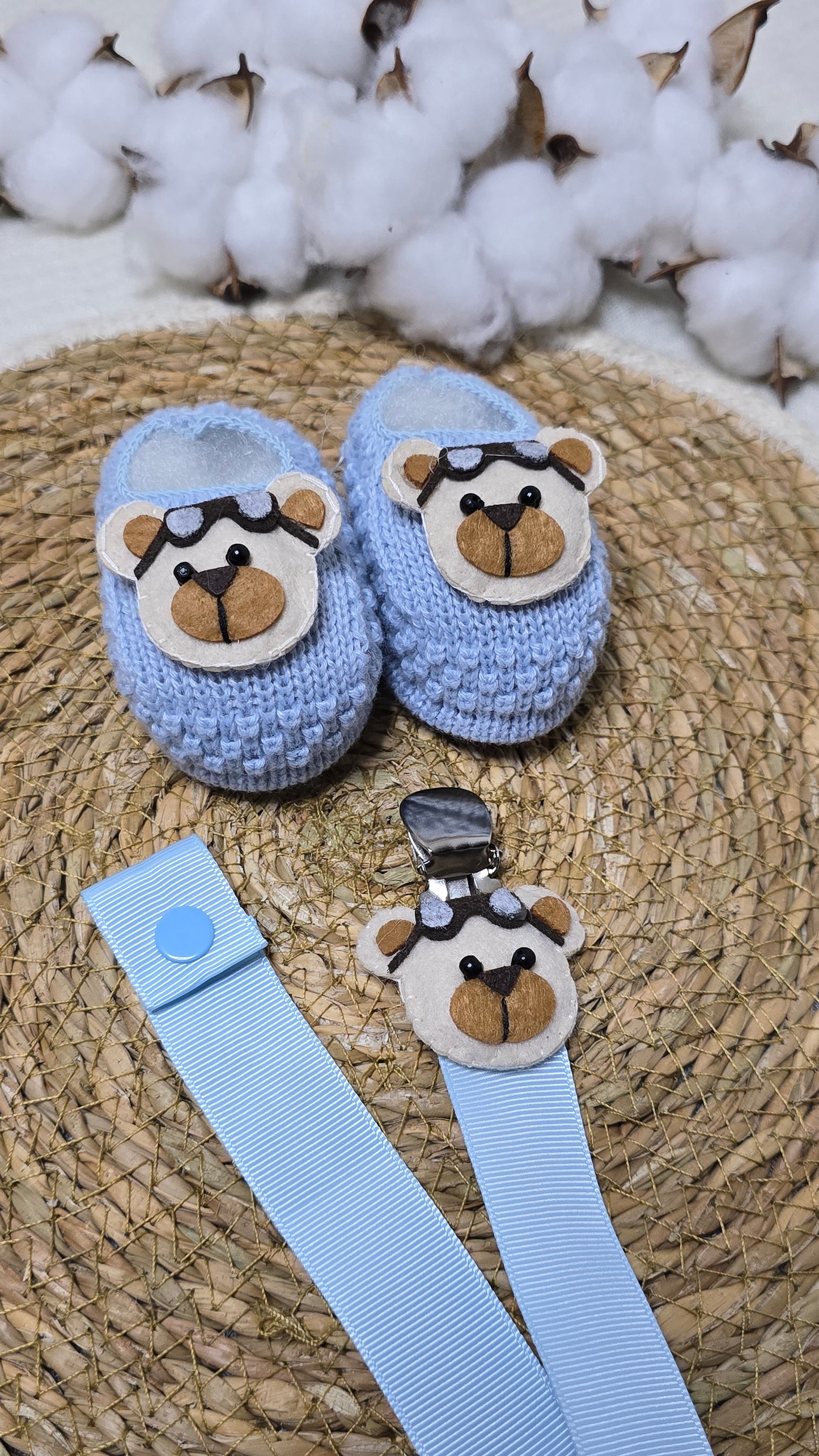 Sapatinho e Prendedor de Chupeta Urso Aviador Azul
