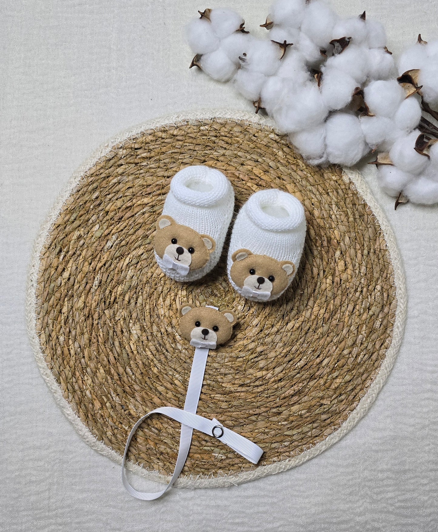 Botinha e Prendedor de Chupeta Urso Branco