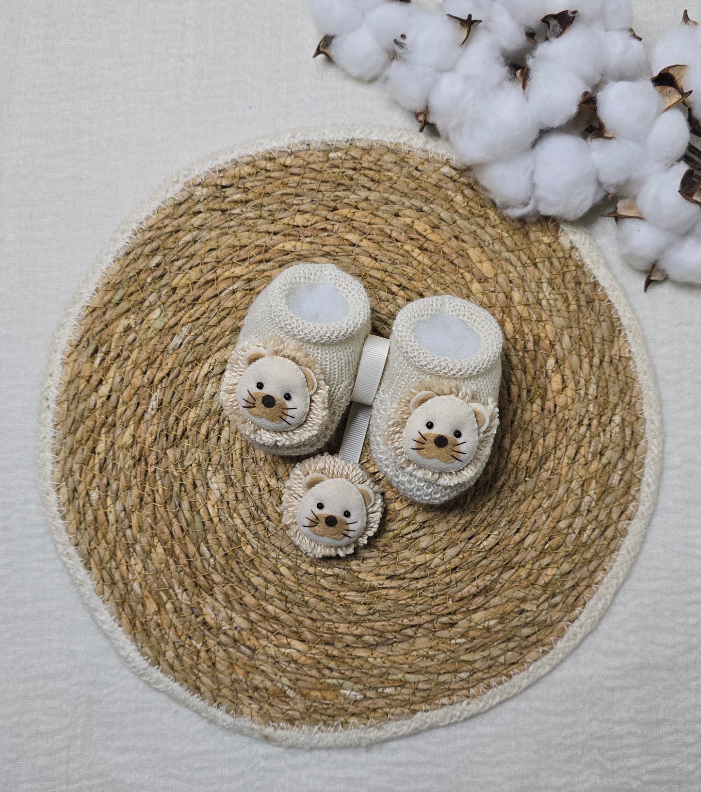 Botinha e Prendedor de Chupeta Leão Bege