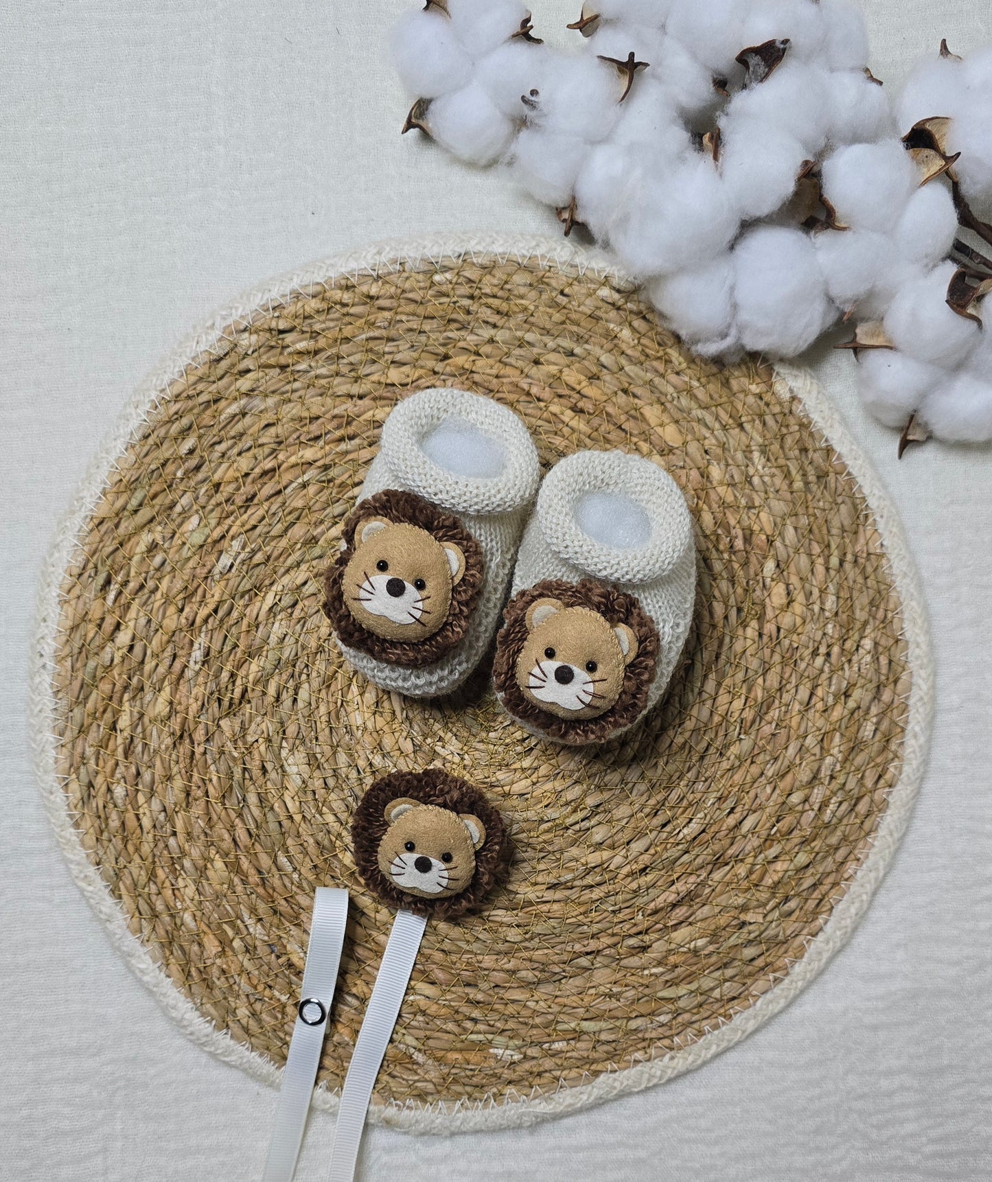 Botinha e Prendedor de Chupeta Leão Bege