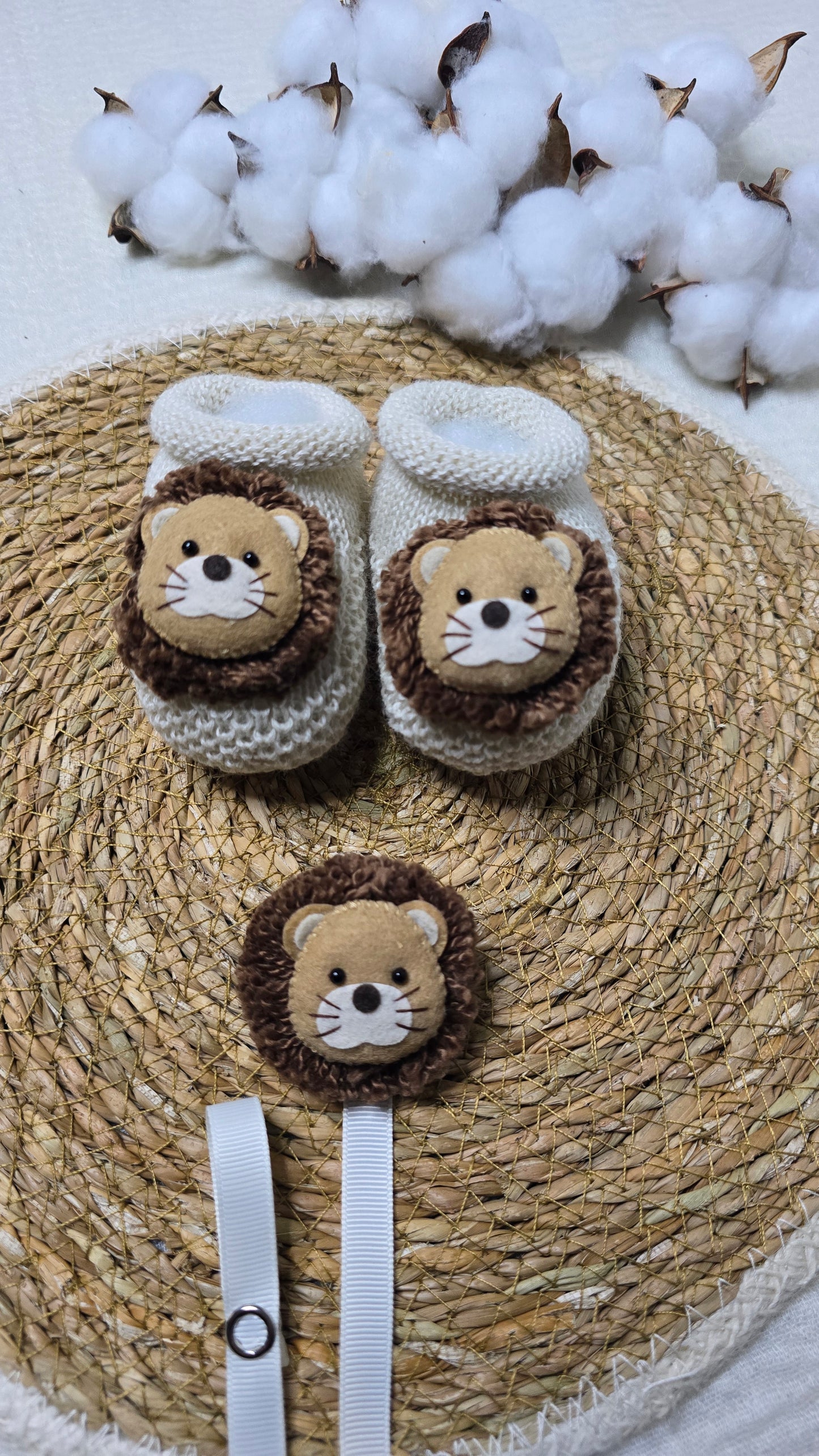 Botinha e Prendedor de Chupeta Leão Bege