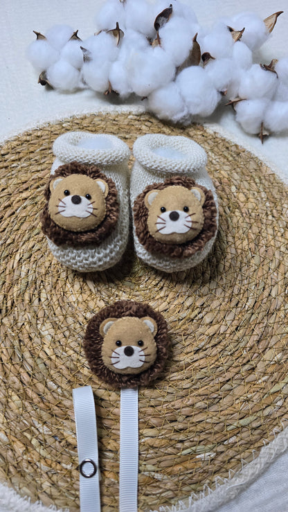 Botinha e Prendedor de Chupeta Leão Bege