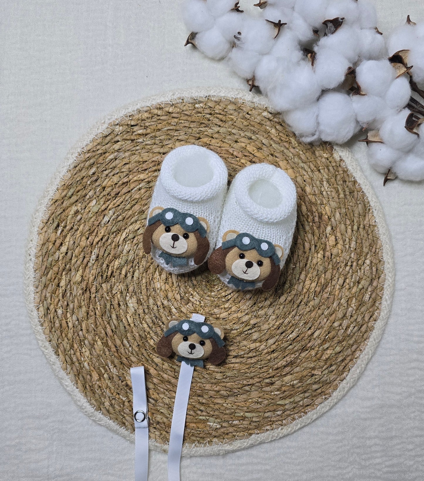 Botinha e Prendedor de Chupeta Urso Aviador Branco/Verde Musgo