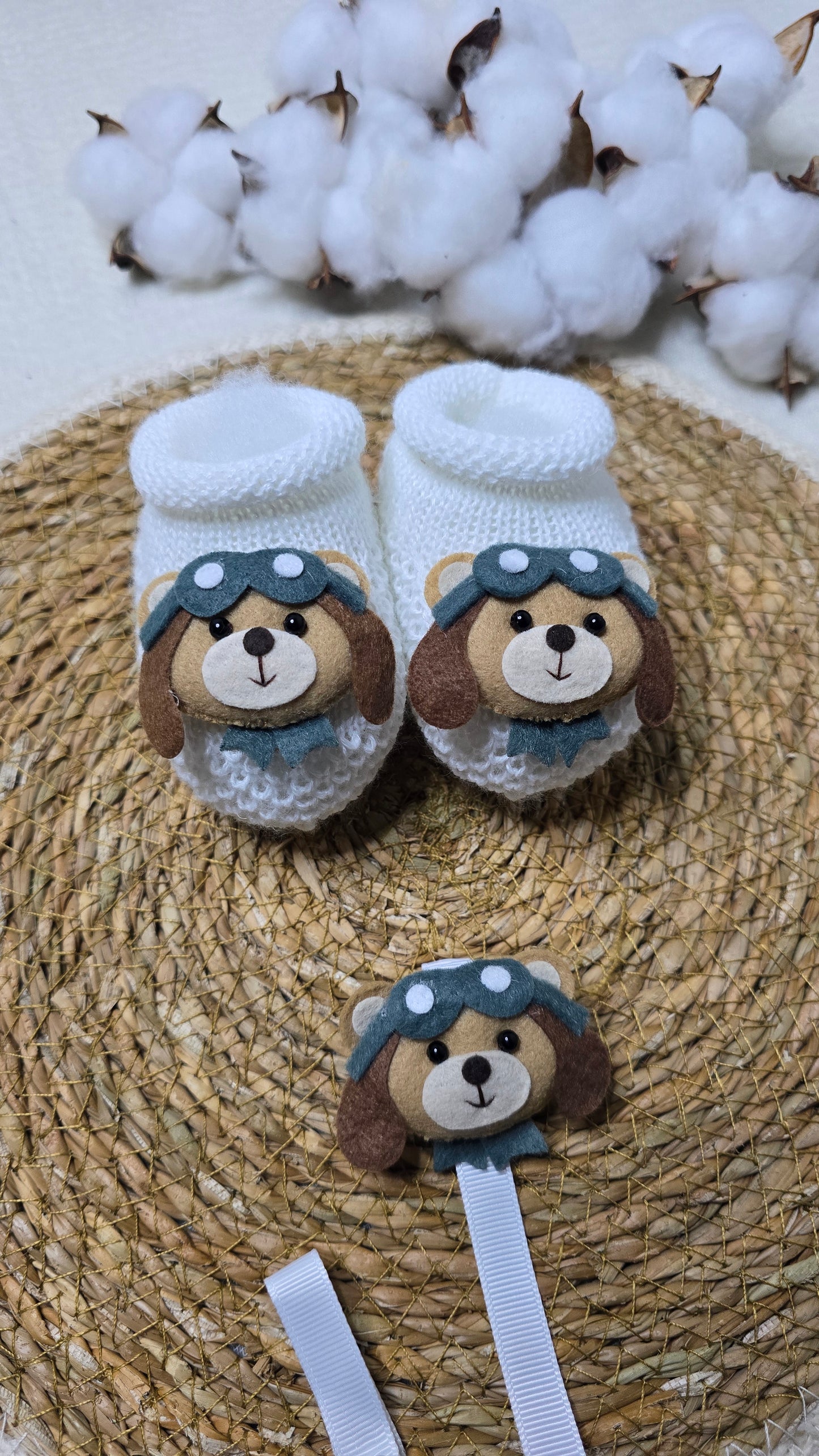 Botinha e Prendedor de Chupeta Urso Aviador Branco/Verde Musgo