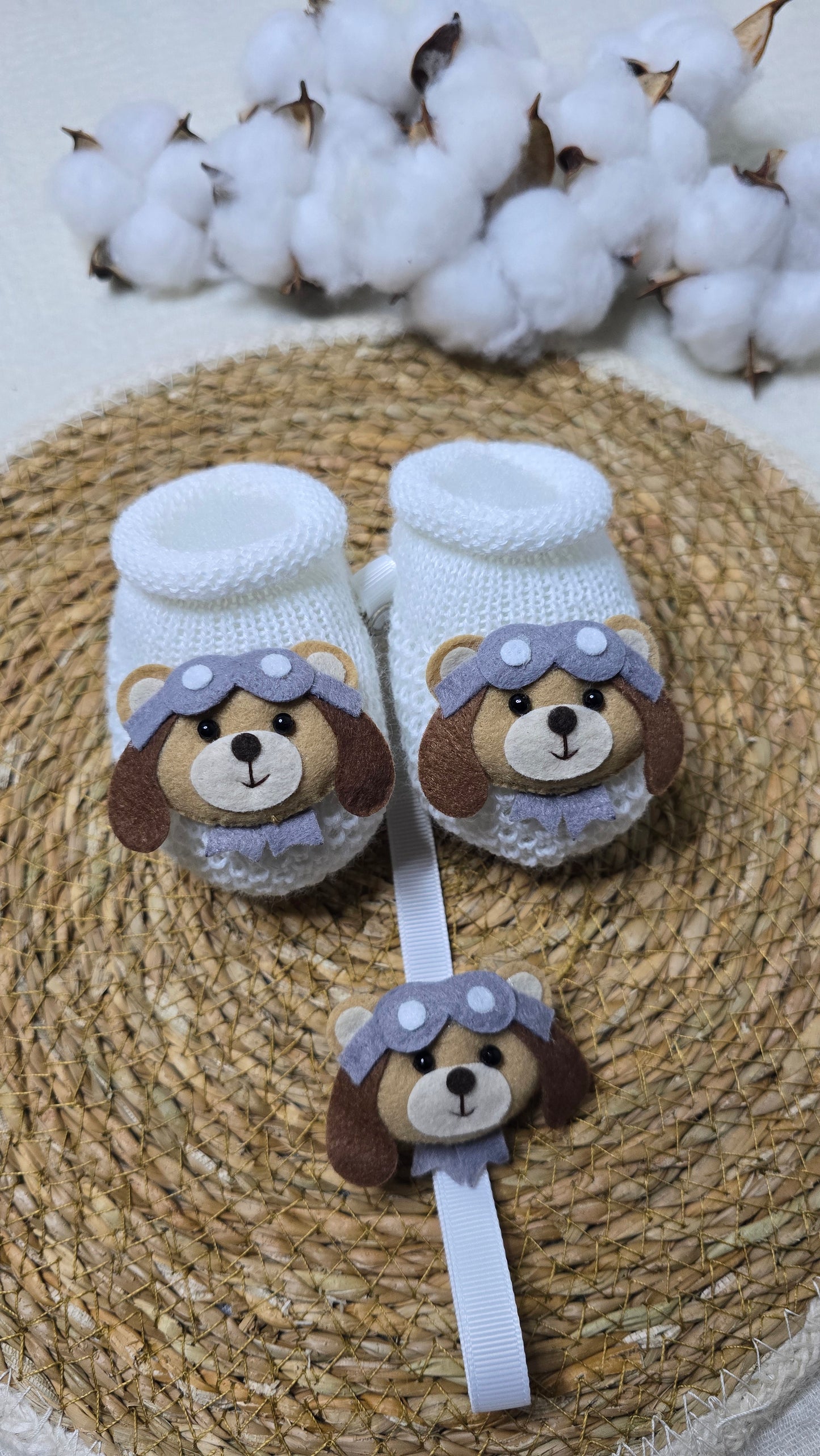 Botinha e Prendedor de Chupeta Urso Aviador Branco/Cinza