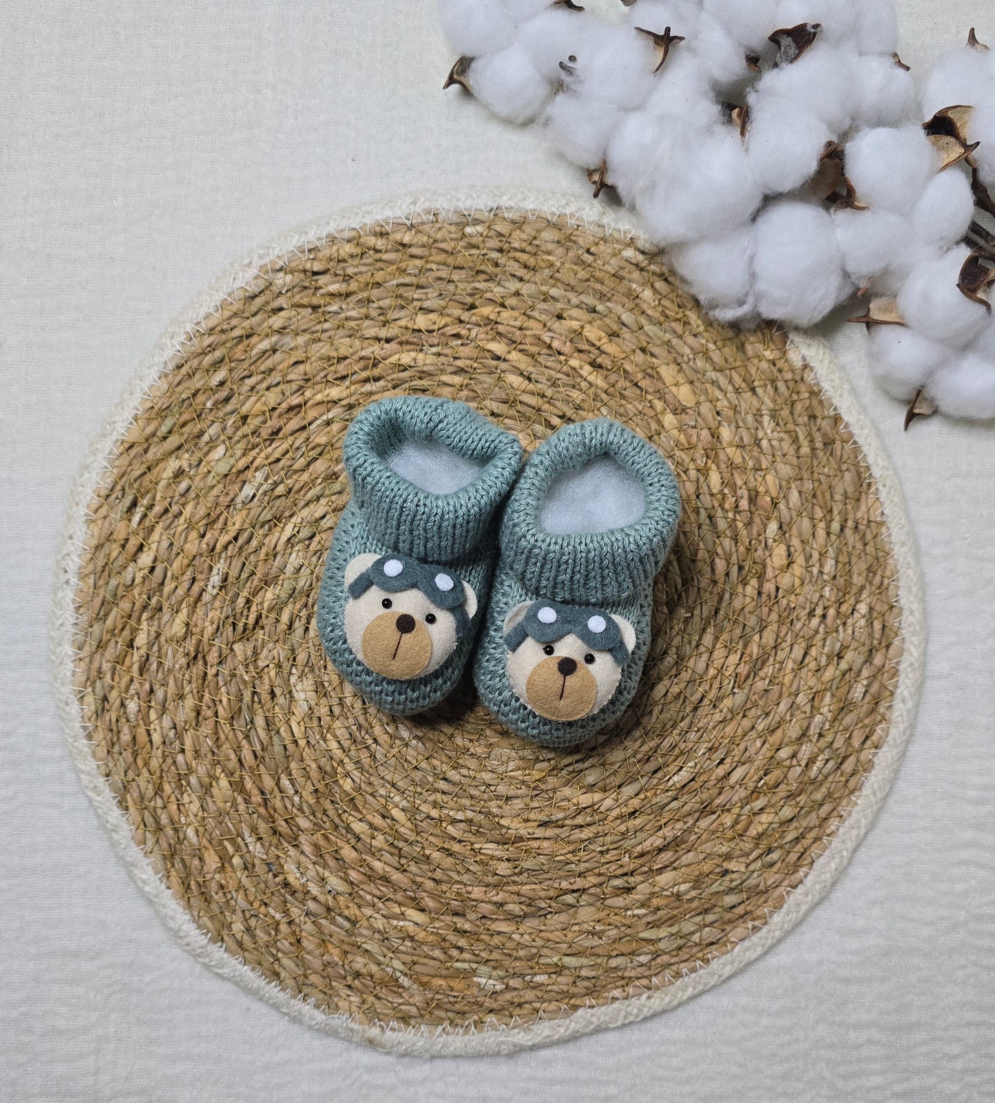 Botinha em tricô Urso Verde Maré