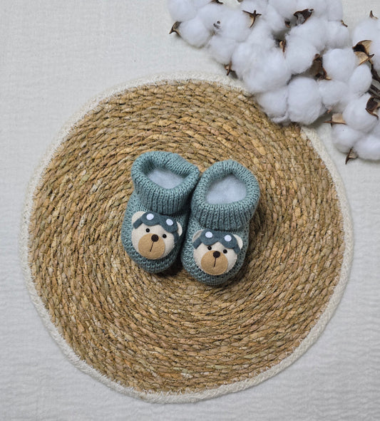 Botinha em tricô Urso Verde Maré