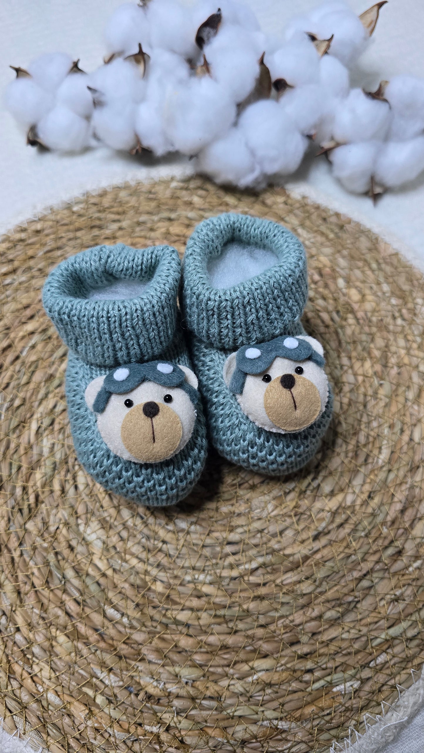 Botinha em tricô Urso Verde Maré