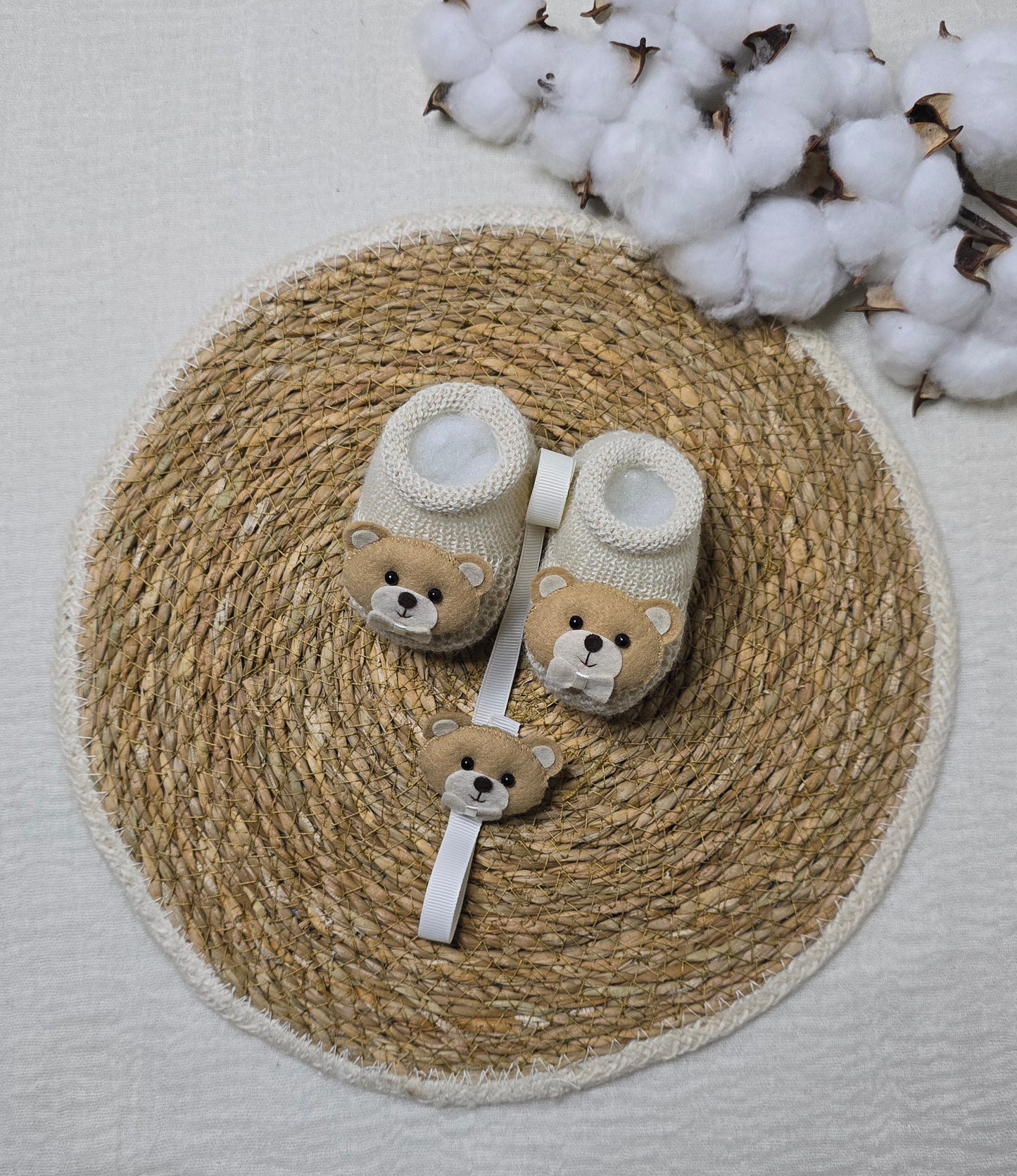 Botinha e Prendedor de Chupeta Urso Bege