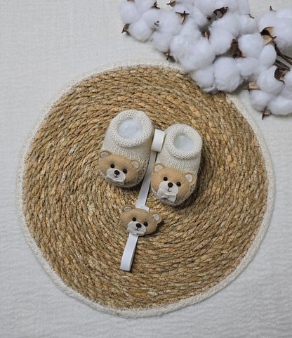 Botinha e Prendedor de Chupeta Urso Bege