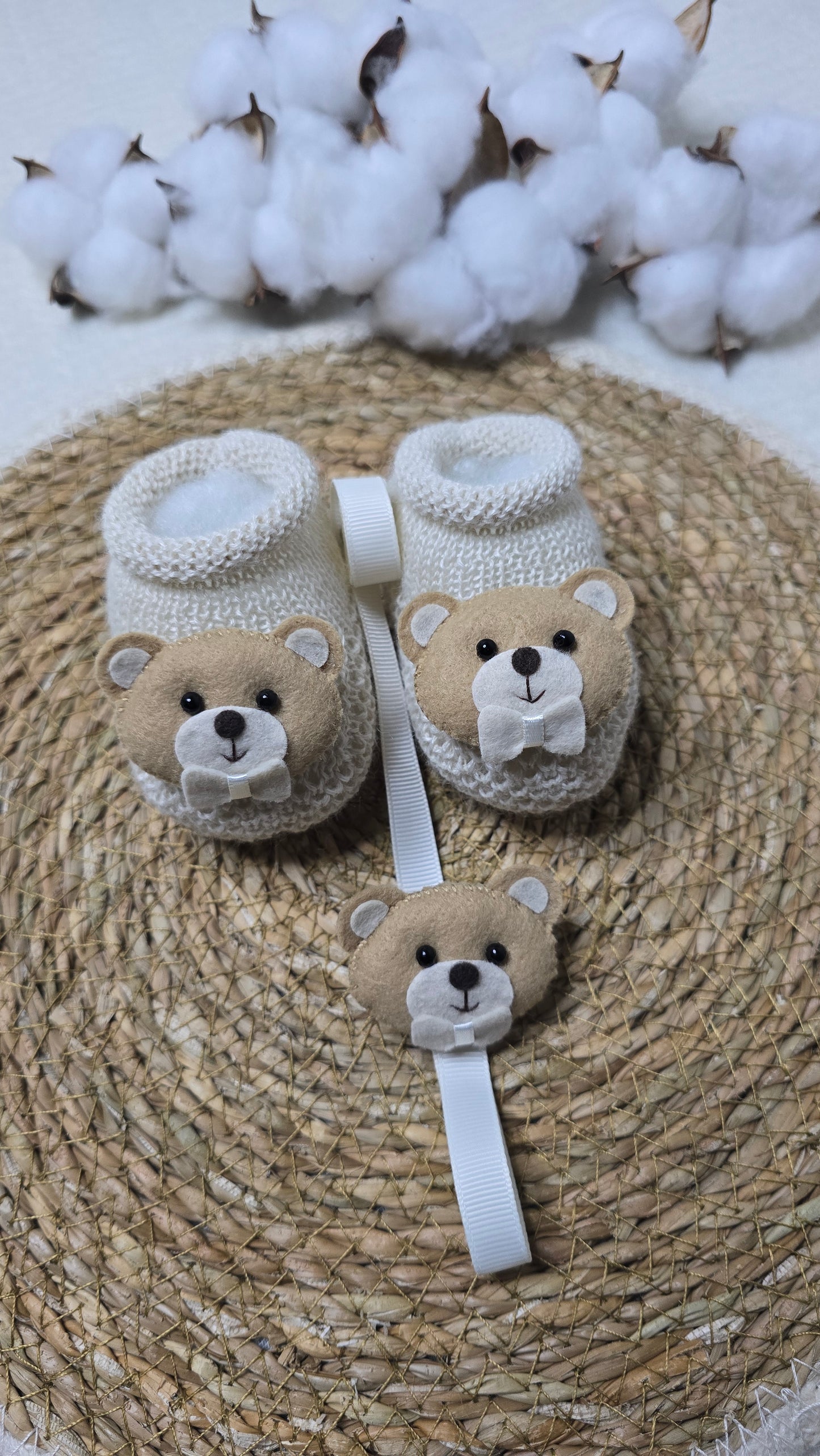 Botinha e Prendedor de Chupeta Urso Bege