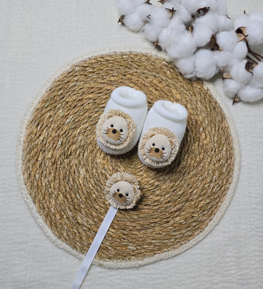 Botinha e Prendedor de Chupeta Leão Branco