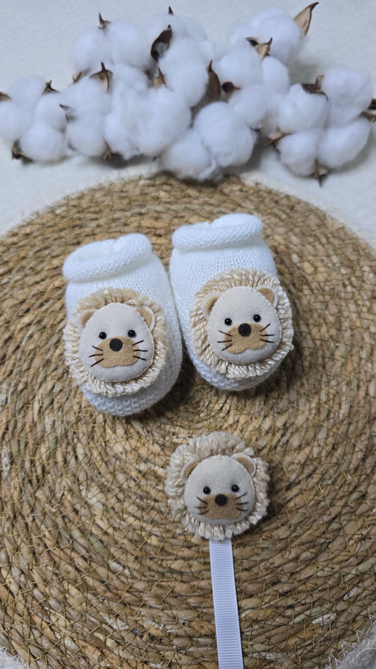 Botinha e Prendedor de Chupeta Leão Branco
