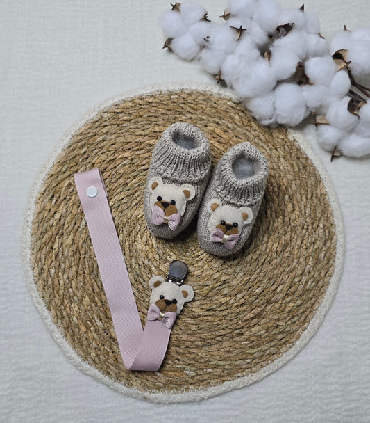 Botinha e Prendedor de Chupeta Urso Bege