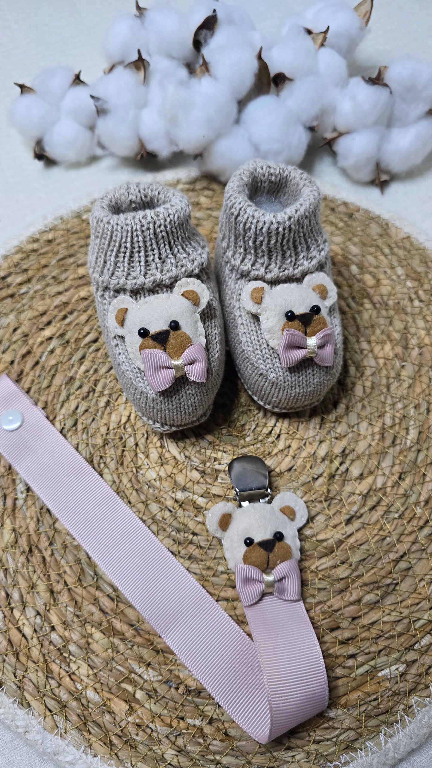 Botinha e Prendedor de Chupeta Urso Bege