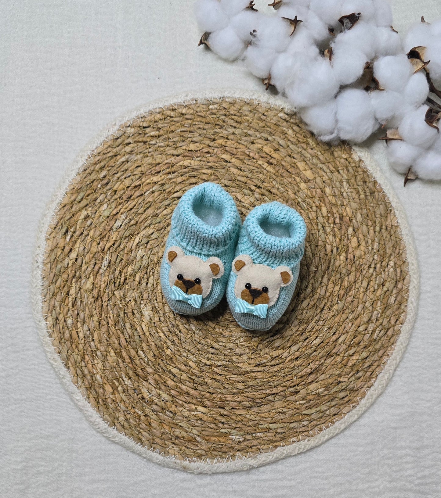 Botinha em Tricô Urso Gravata Verde Água