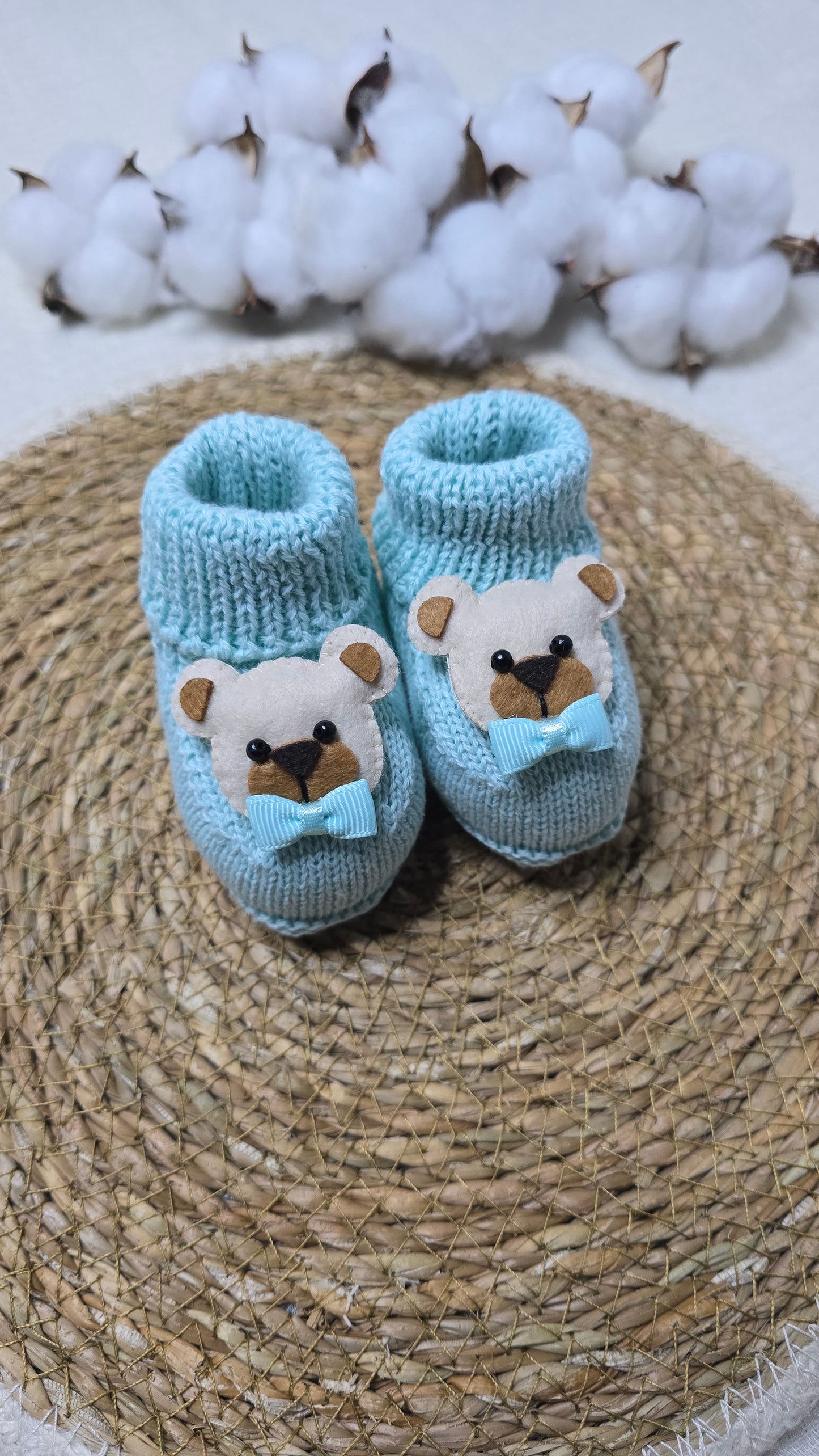 Botinha em Tricô Urso Gravata Verde Água