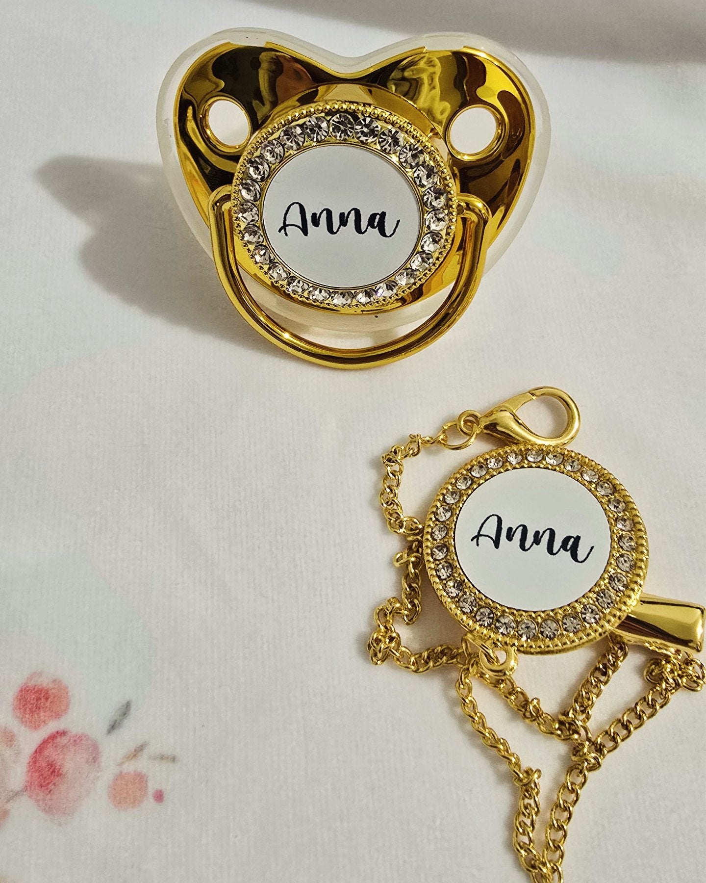 Chupeta e Prendedor Luxo Dourado - Recém Nascido - Personalizado