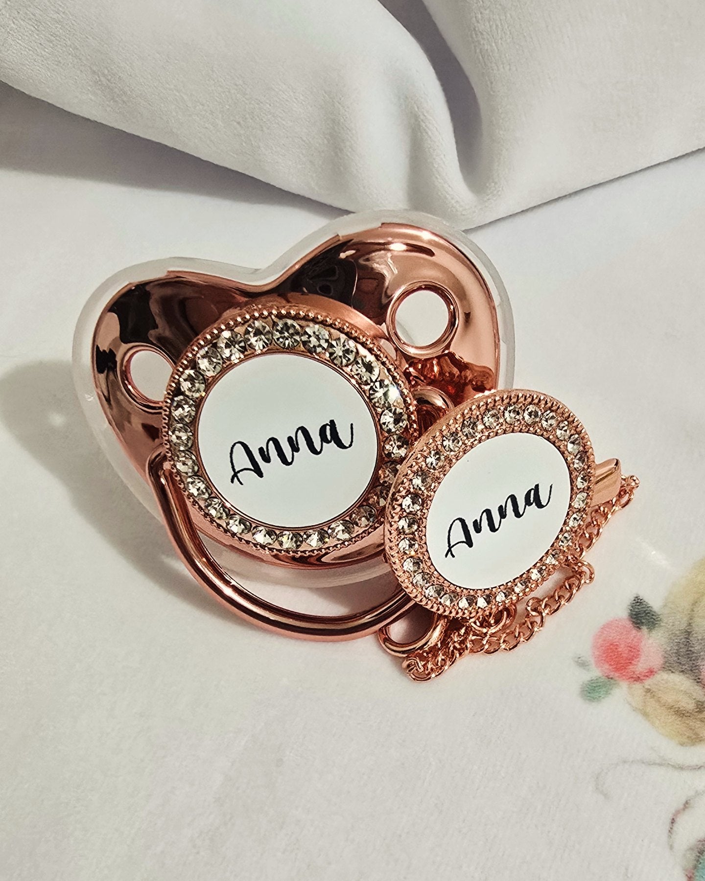 Chupeta e Prendedor Luxo Rosê/Prata - Recém Nascido - Personalizado