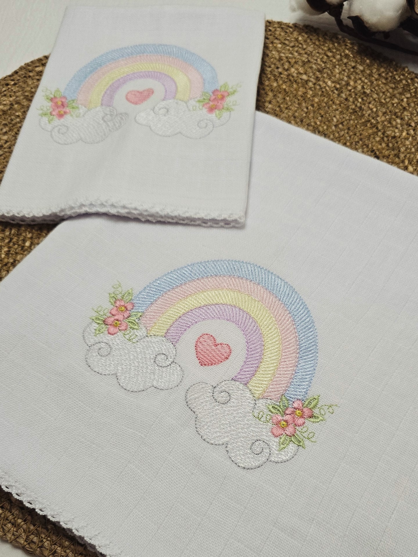 Jogo de Fraldas bordada Arco-íris