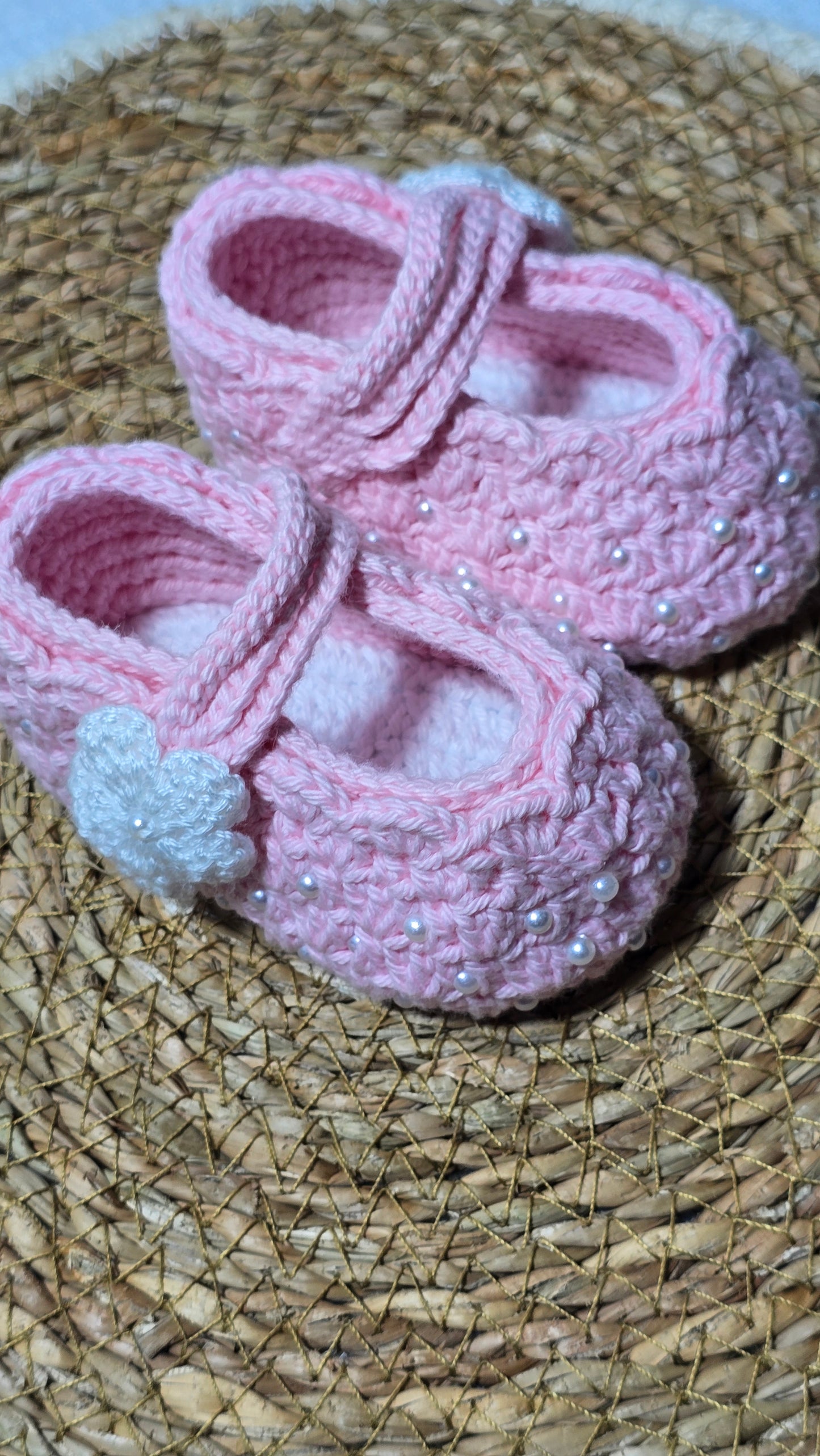 Sapatinho de Crochê Artesanal – 100% Algodão Premium (Recém-Nascido) Rosa Flor/Pérolas