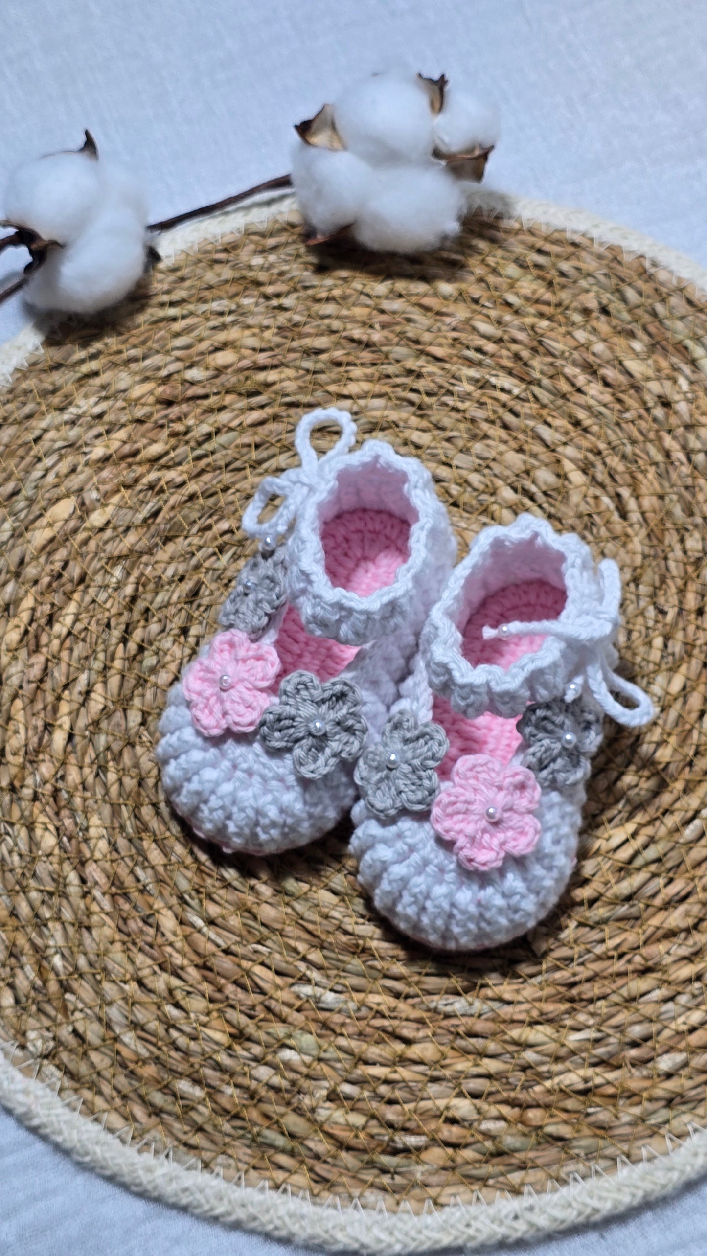 Sapatinho de Crochê Artesanal – 100% Algodão Premium (Recém-Nascido) Branco/Rosa/Cinza Flor