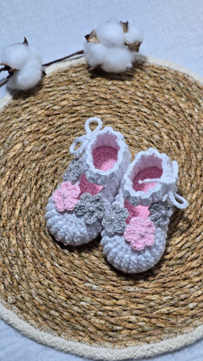 Sapatinho de Crochê Artesanal – 100% Algodão Premium (Recém-Nascido) Branco/Rosa/Cinza Flor