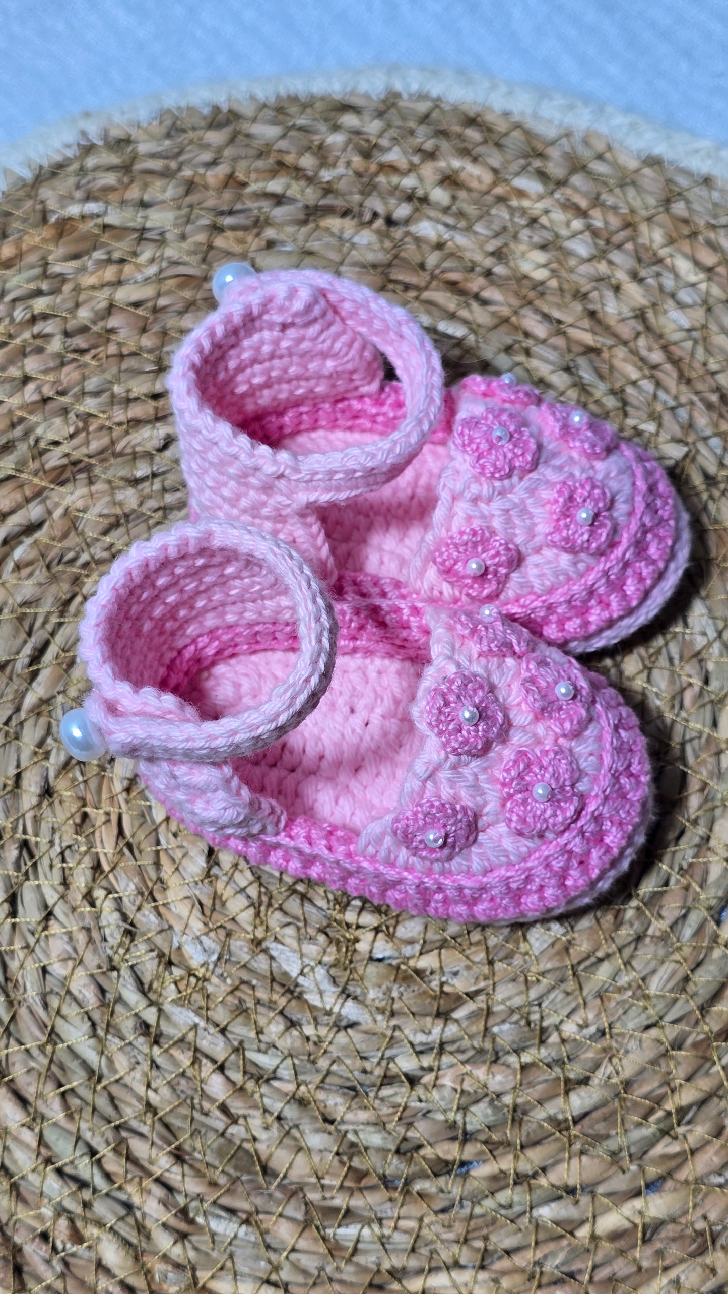 Sapatinho de Crochê Artesanal – 100% Algodão Premium (Recém-Nascido) Rosa/Pérolas