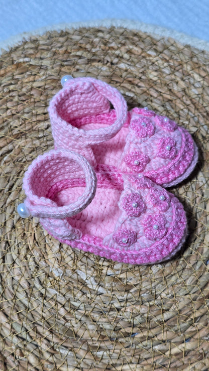Sapatinho de Crochê Artesanal – 100% Algodão Premium (Recém-Nascido) Rosa/Pérolas
