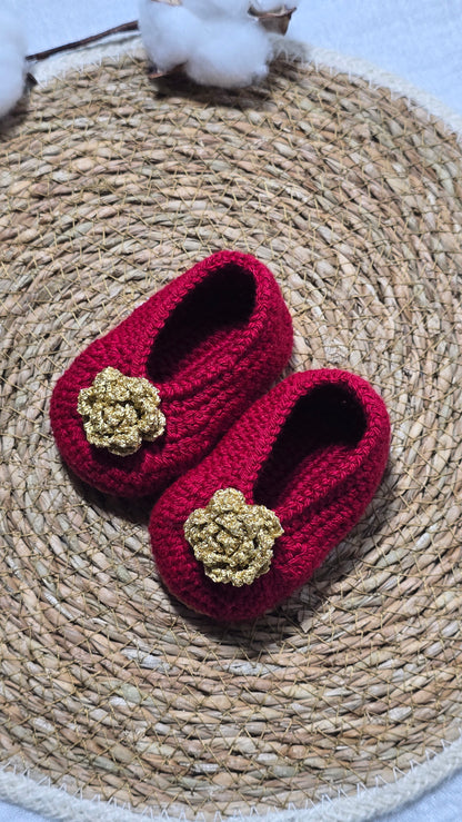 Sapatinho de Crochê Artesanal – 100% Algodão Premium (Recém-Nascido) Vermelho Flor Dourada (copia)