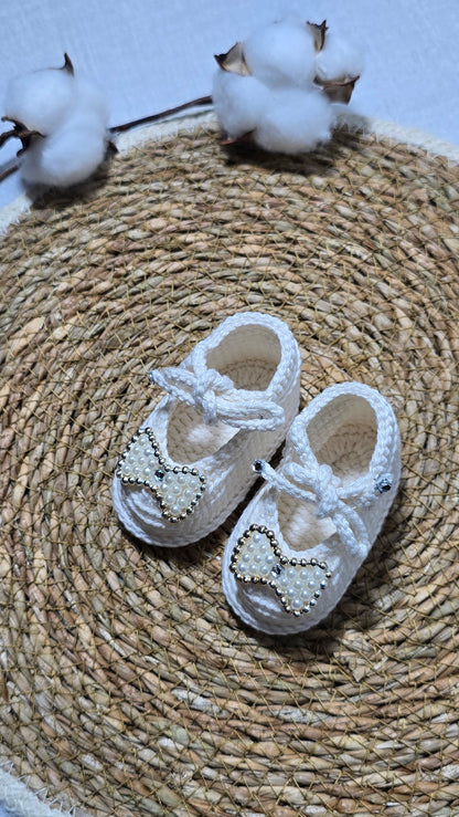 Sapatinho de Crochê Artesanal – 100% Algodão Premium (Recém-Nascido) Off White/Laço/Pérolas