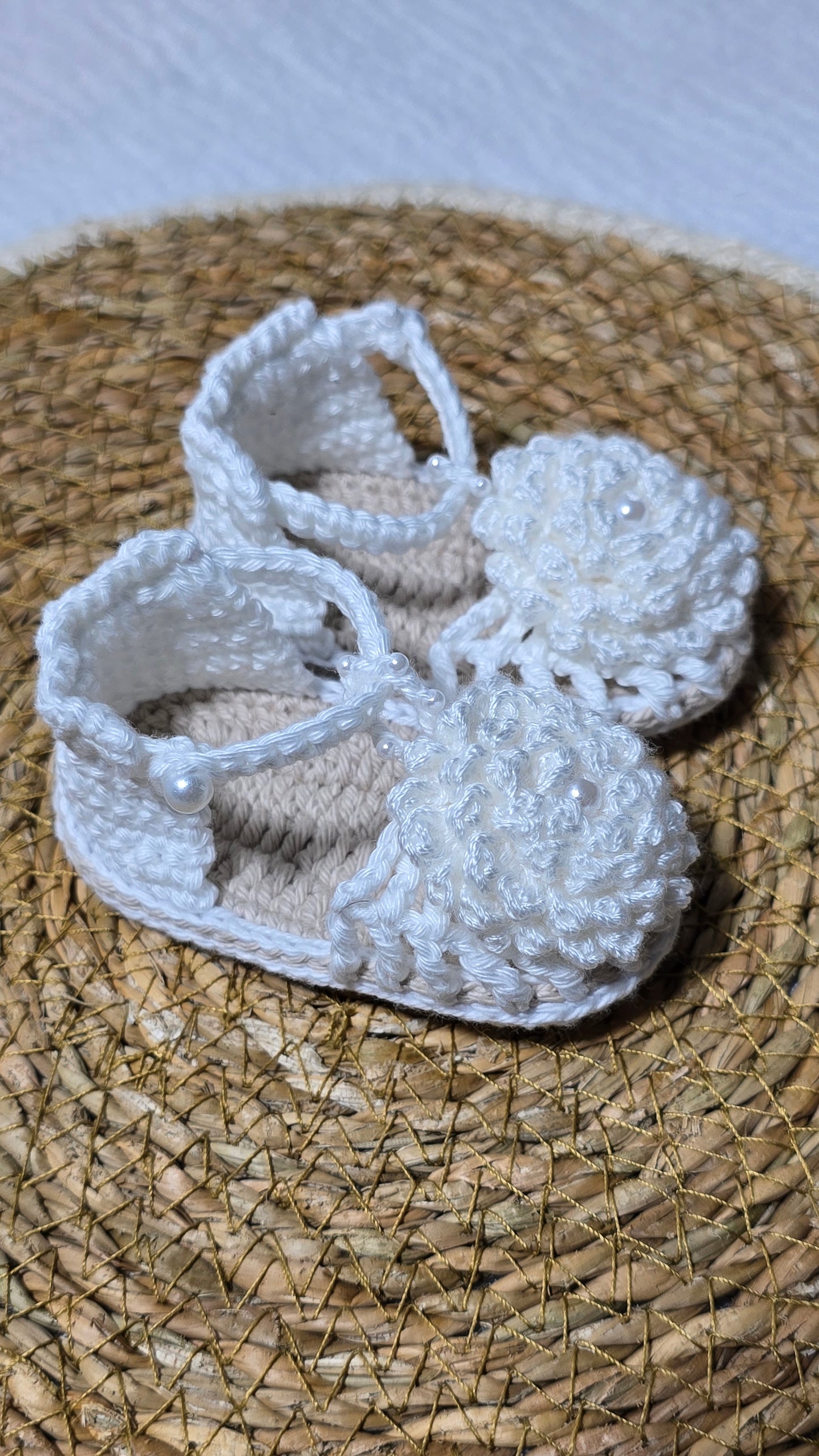 Sapatinho de Crochê Artesanal – 100% Algodão Premium (Recém-Nascido) Branco/Flor/Pérolas