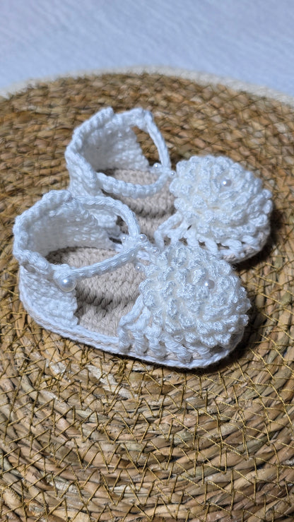 Sapatinho de Crochê Artesanal – 100% Algodão Premium (Recém-Nascido) Branco/Flor/Pérolas