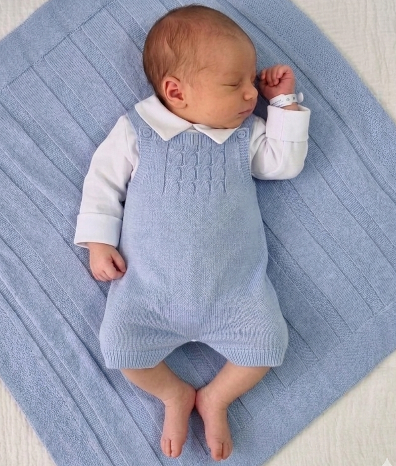 Saída de Maternidade em Tricô Premium – Verão Azul
