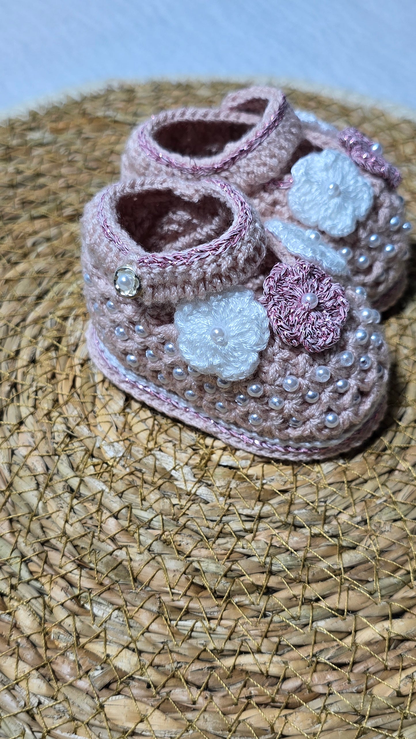 Sapatinho de Crochê Artesanal – 100% Algodão Premium (Recém-Nascido) Rosê/Flor/Pérolas