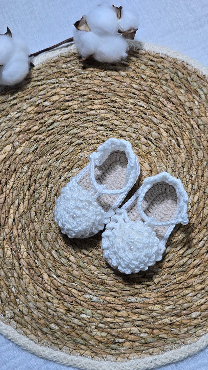 Sapatinho de Crochê Artesanal – 100% Algodão Premium (Recém-Nascido) Branco/Flor/Pérolas