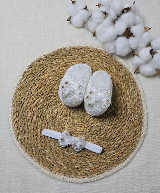 Sapatinho e Tiara Branco Strass Dourado