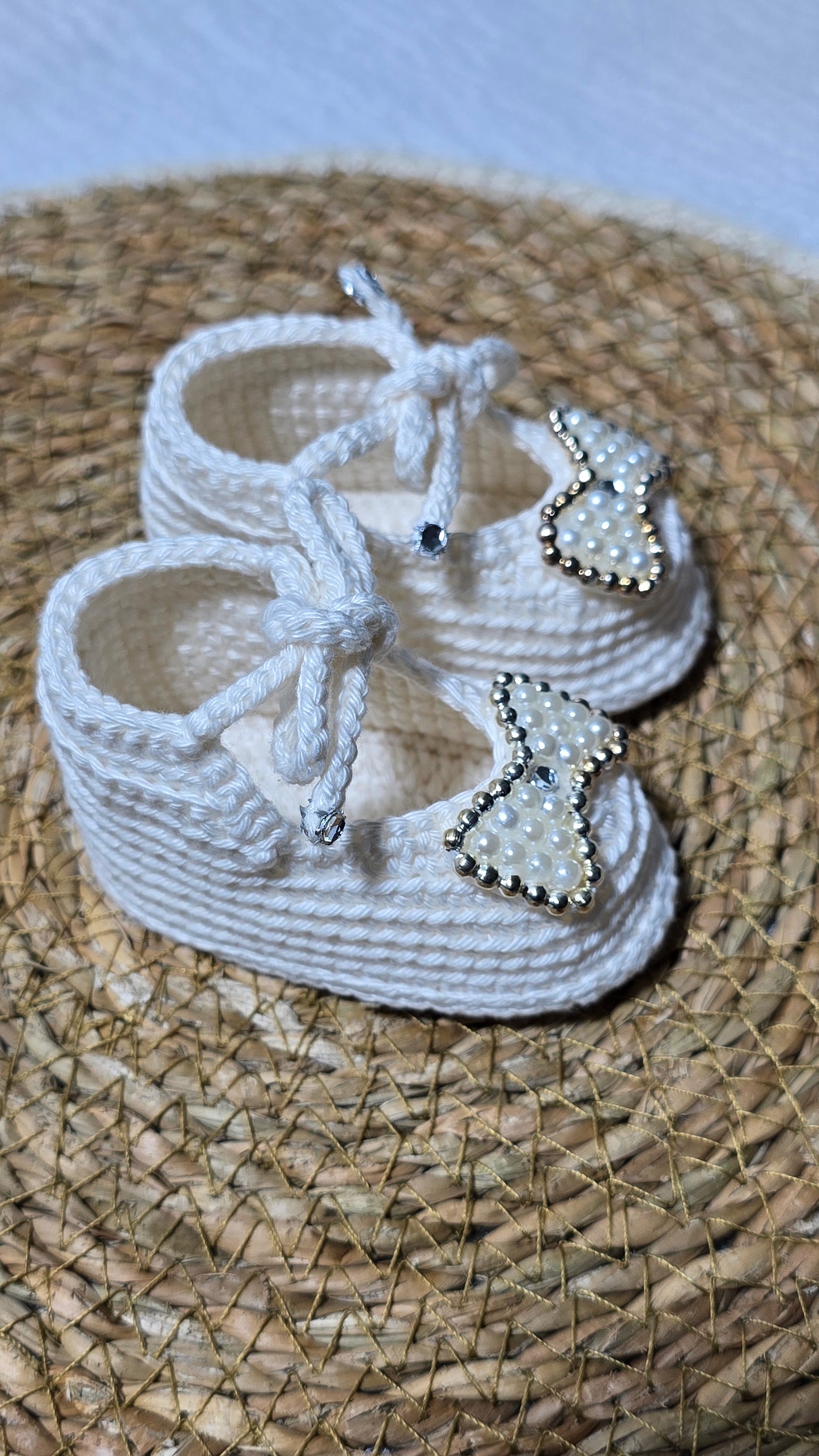 Sapatinho de Crochê Artesanal – 100% Algodão Premium (Recém-Nascido) Off White/Laço/Pérolas