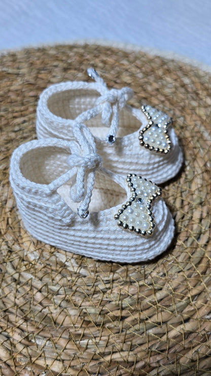 Sapatinho de Crochê Artesanal – 100% Algodão Premium (Recém-Nascido) Off White/Laço/Pérolas
