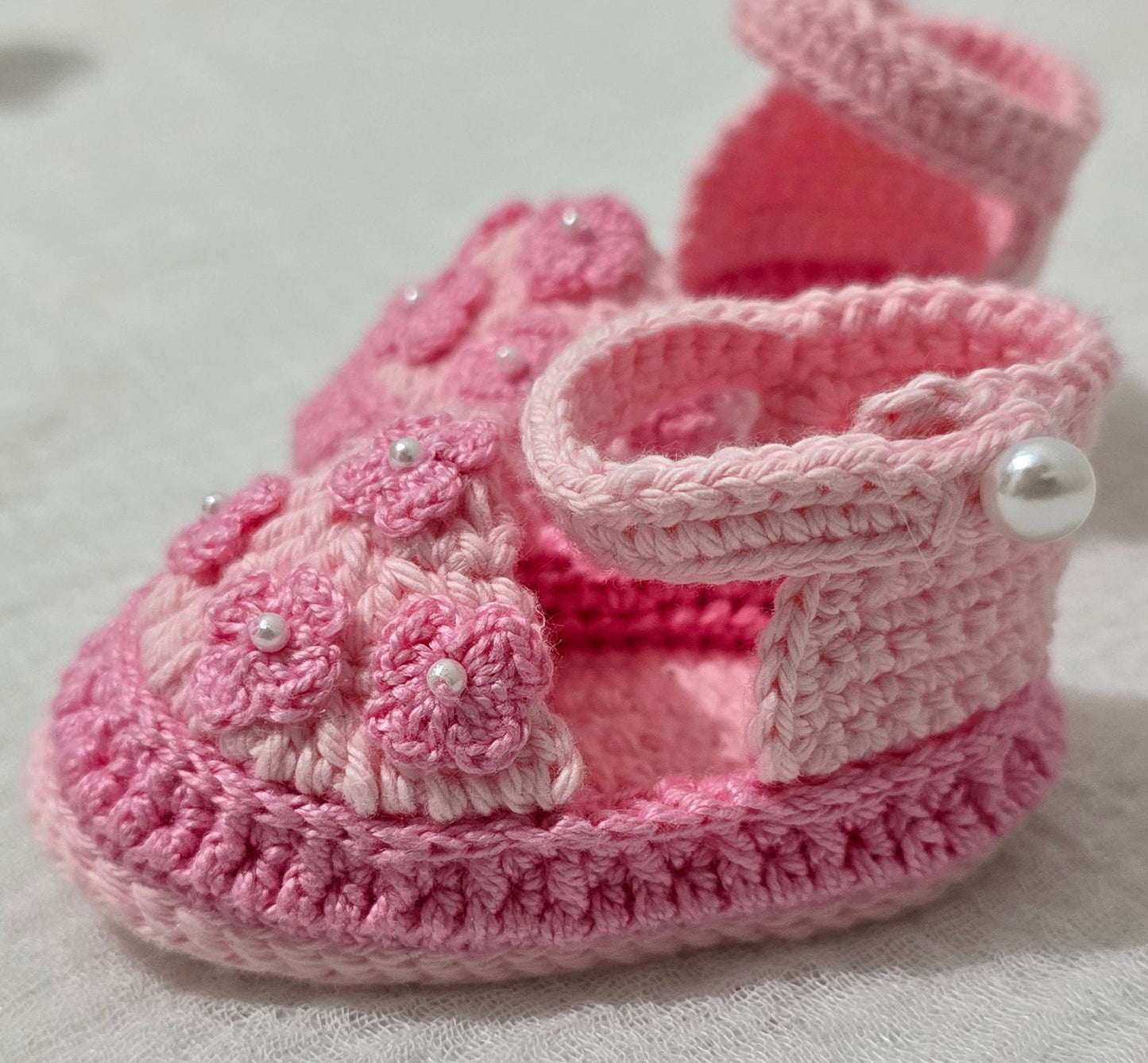 Sapatinho de Crochê Artesanal – 100% Algodão Premium (Recém-Nascido) Rosa/Pérolas