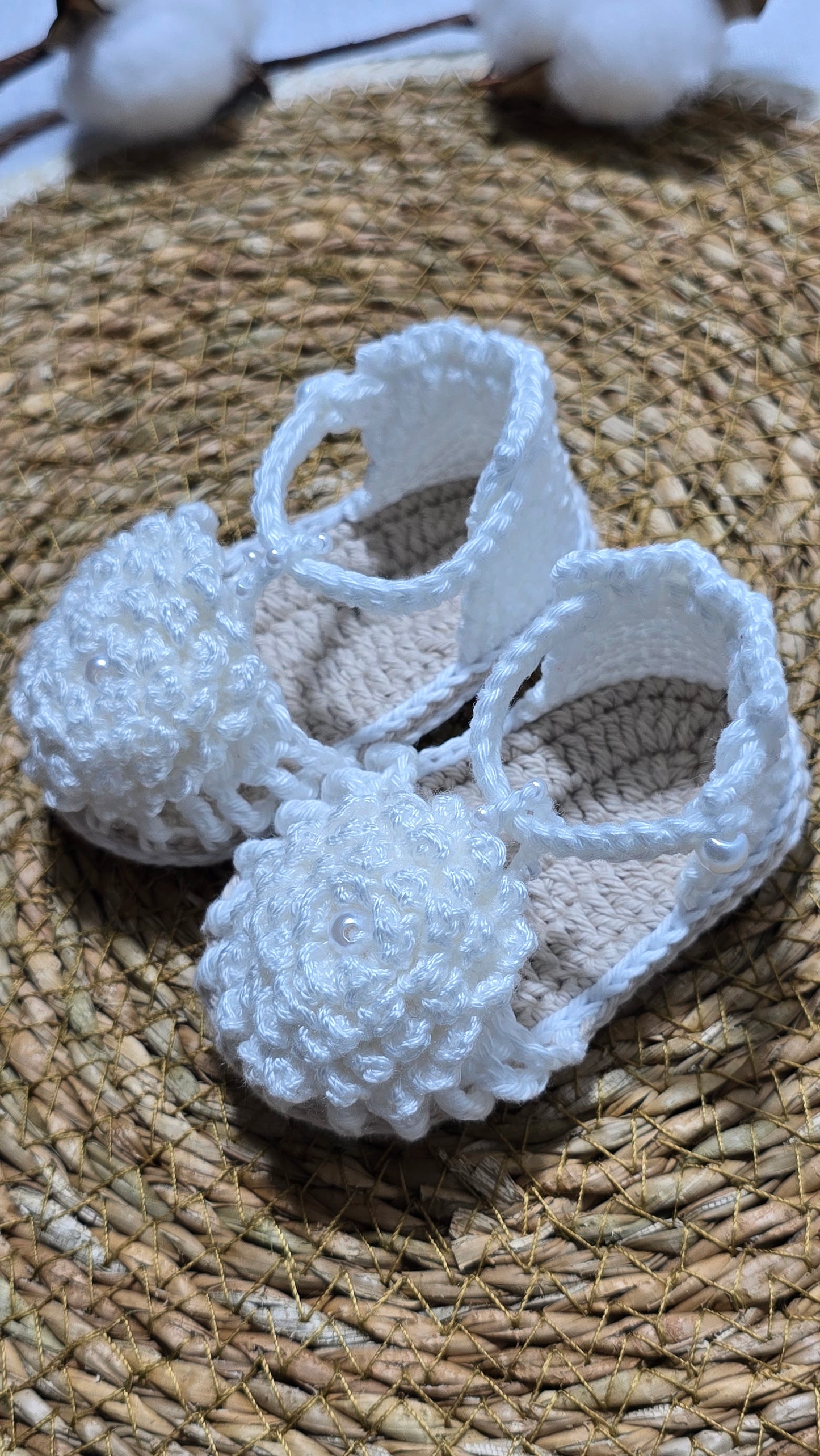 Sapatinho de Crochê Artesanal – 100% Algodão Premium (Recém-Nascido) Branco/Flor/Pérolas