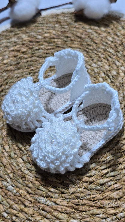 Sapatinho de Crochê Artesanal – 100% Algodão Premium (Recém-Nascido) Branco/Flor/Pérolas