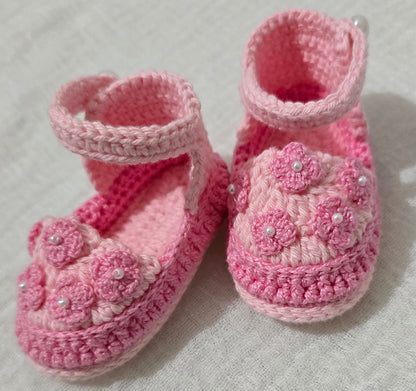 Sapatinho de Crochê Artesanal – 100% Algodão Premium (Recém-Nascido) Rosa/Pérolas